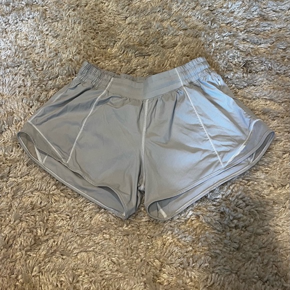 Lululemon Hotty Hot Low-rise Lined Short 4” White Sz 6/8 - Picture 3 of 4